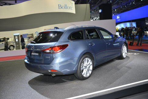 Mazda - Sia la versione berlina che la wagon, esposte una accanto allaltra per la prima volta a Parigi, presentano una lunghezza, un passo e dimensioni interne ai vertici del loro segmento.